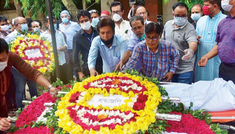 People from all walks of life pay tribute to Alauddin Ali on Bangladesh Film Development Corporation premises on Monday. – Sourav Lasker