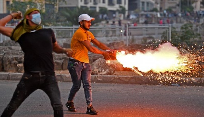 Lebanese protesters clash with security forces near the parliament in central Beirut on August 10, 2020 following a huge chemical explosion that devastated large parts of the Lebanese capital.- AFP photo