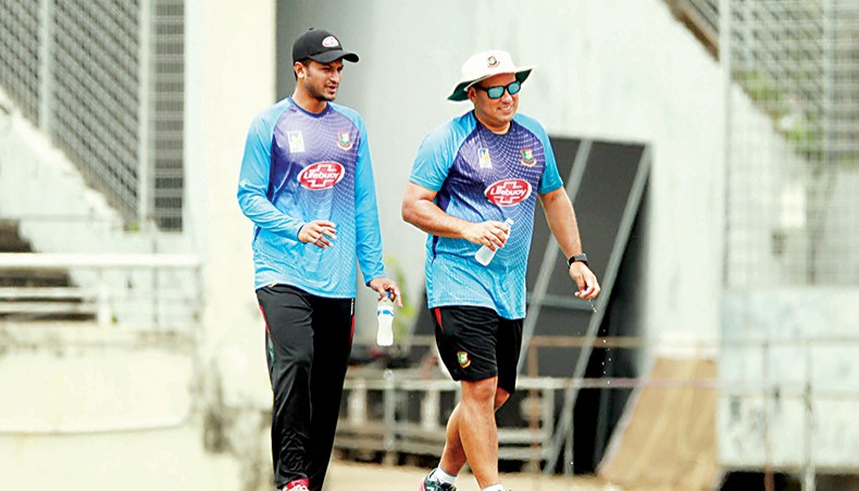A file photo from September 23, 2019 shows Bangladesh all-rounder Sakib al Hasan (L) sharing some thoughts with coach Russell Domingo during a training session at Mirpur. — BCB photo