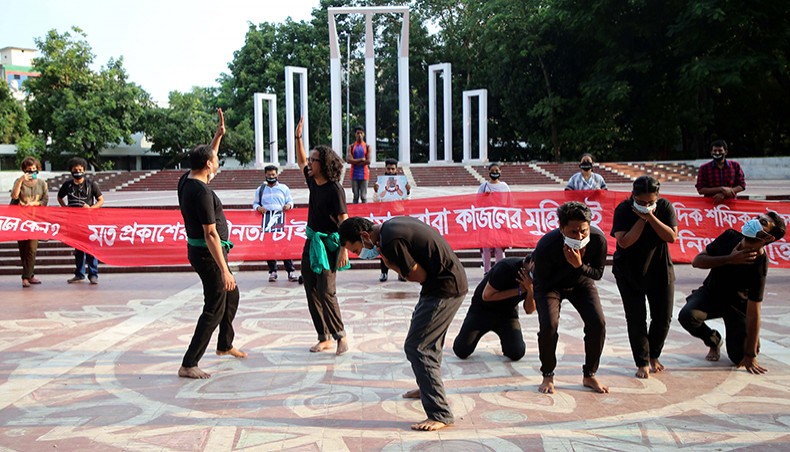 Mime performers stage a show at the Central Shaheed Minar in Dhaka demanding the release of journalist Shafiqul Islam Kajol arrested under the Digital Security Act. — New Age photo