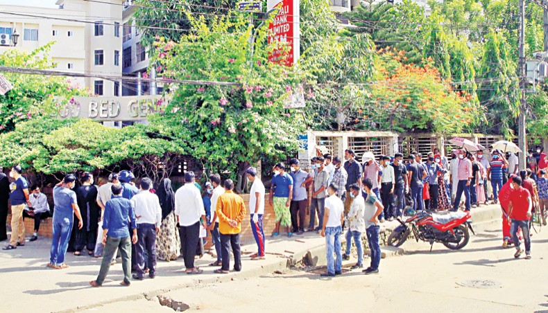 COVID-19 test seekers wait in a long queue in front of the Mugda Medical College and Hospital on Thursday. — Sourav Lasker