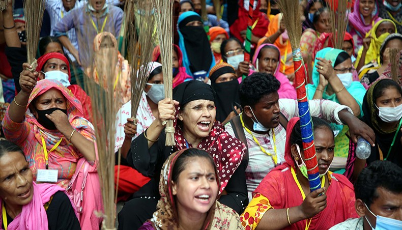 RMG workers of Dragon and Imperial Sweater Factory stage demonstration demanding arrears in front of Srama Bhaban at Bijoynagar in Dhaka on Monday. — New Age photo