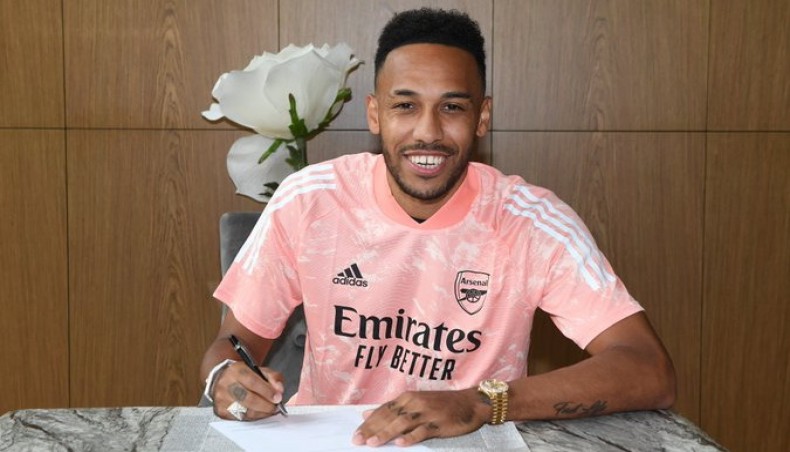 Arsenal forward Pierre-Emerick Aubameyang signs a contract extension with the club on Tuesday. — Twitter photo