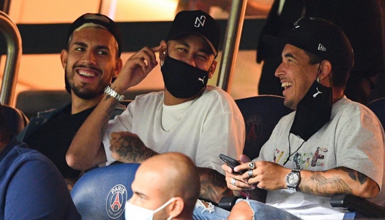 Paris Saint-Germain forward Neymar (C) and midfielder Leandro Paredes (L) laugh as they attend the Ligue 1 match between PSG and Metz at the Parc des Princes stadium in Paris on Wednesday. — AFP photo
