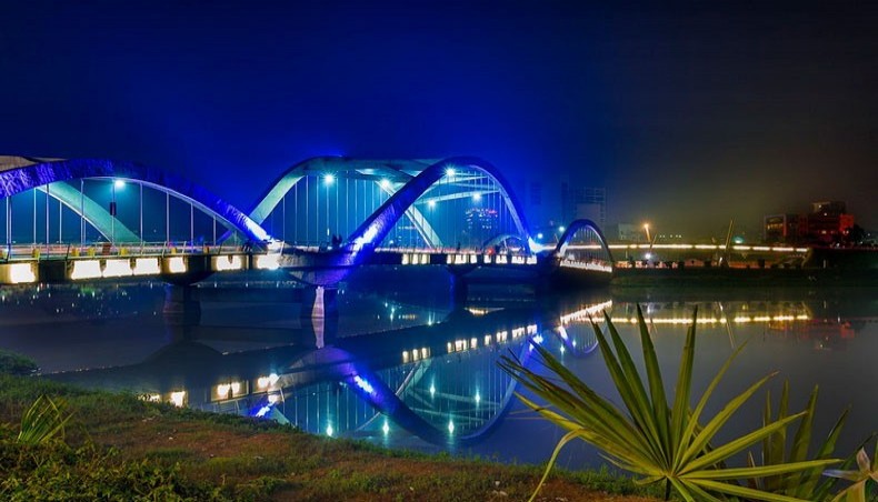 A night time view captured recently of Hatirjheel in Dhaka. — UNB photo