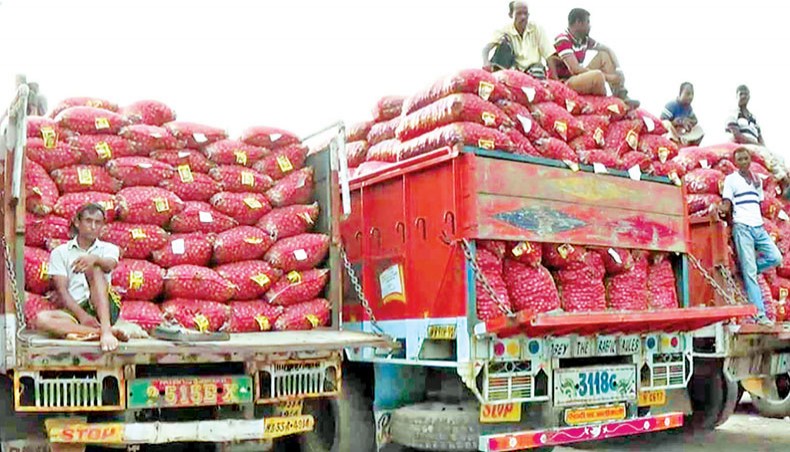 Trucks carrying imported Indian onion enter into Bangladesh through the Hili land port in Dinajpur on Saturday. — Focusbangla photo