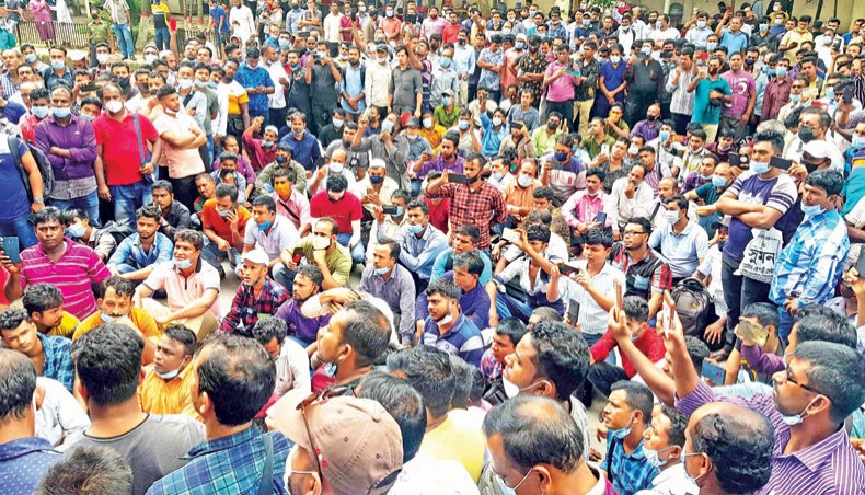 Migrant workers demonstrate in front of the Prabashi Kalyan Bhaban in Ramna area of the capital city on Wednesday demanding immediate issuance of air tickets to Saudi Arabia, their workplace. — Sourav Lasker