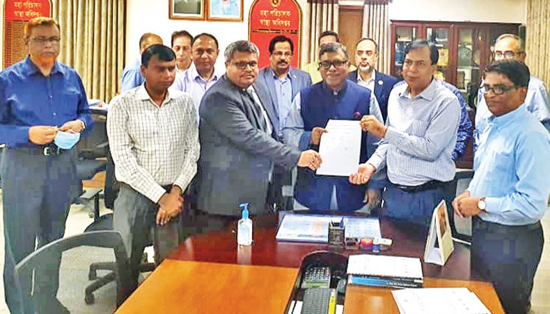 A file photo shows health minister Zahid Maleque, former DGHS director general Abul Kalam Azad and Regent Hospital chairman Mohammad Shahed hold the MoU that allowed the hospital to carry out free coronavirus tests at government labs. — New Age photo
