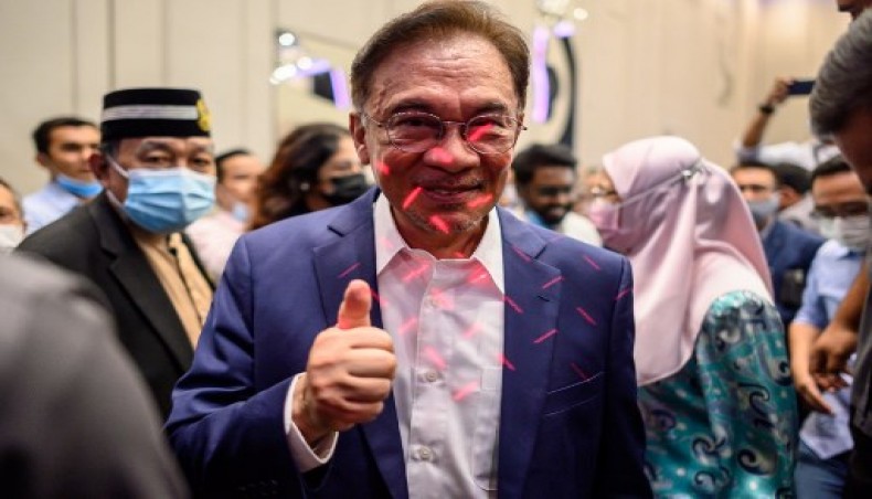 Malaysian opposition leader Anwar Ibrahim gives a thumbs up after a press conference at a hotel in Kuala Lumpur on September 23, 2020.- AFP photo