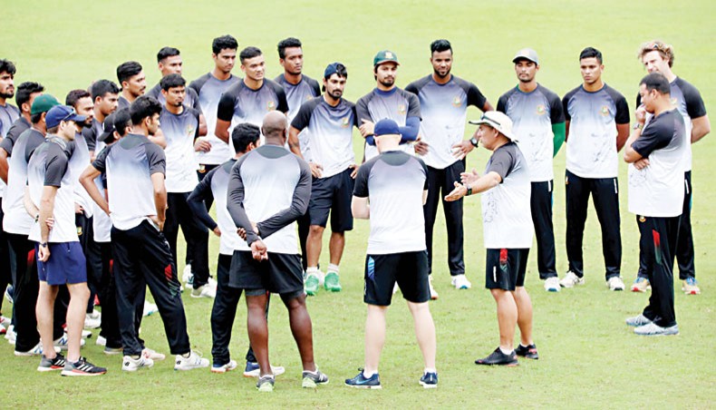 Bangladesh national team head coach Russell Domingo shares some thoughts with his charges during their skill training camp at the Sher-e-Bangla National Stadium on Saturday.— BCB photo