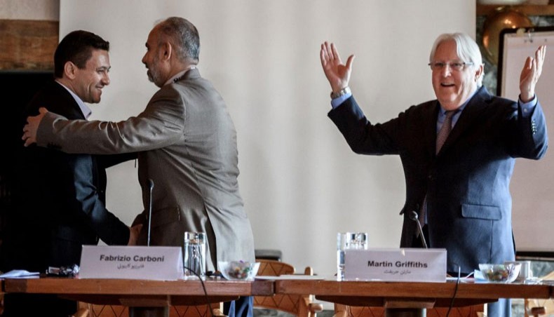 Houthi prisoner exchange committee head Abdulkader al-Murtada (L) shakes hands with the Yemeni delegation leader Hadi Haig, next to UN Special Envoy Martin Griffiths after exchange deal talks ended on 27 September 2020 in Switzerland. --AFP photo
