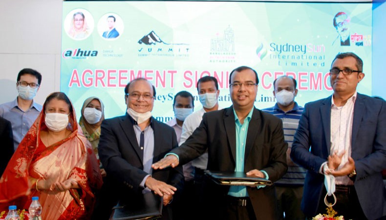 Managing director of Summit Technopolis Abu Reza Khan and his SydneySun counterpart Sagor Kumar Tito recently sign a land lease agreement for setting up a video surveillance manufacturing plant on one acre land at Summit Technopolis in Kaliakoir, Gazipur. — Press Release Photo