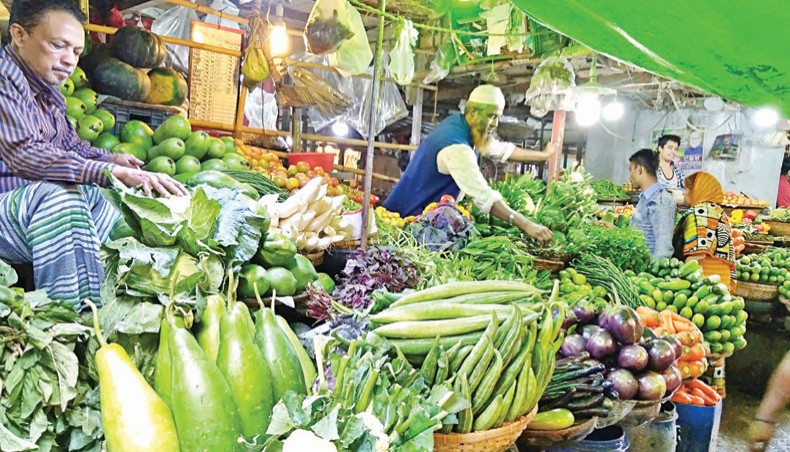 Vendors arrange vegetables at a kitchen market at Kaptan Bazar in the capital recently. The prices of vegetables skyrocketed on the city’s kitchen markets over the week ending on Friday. — New Age photo