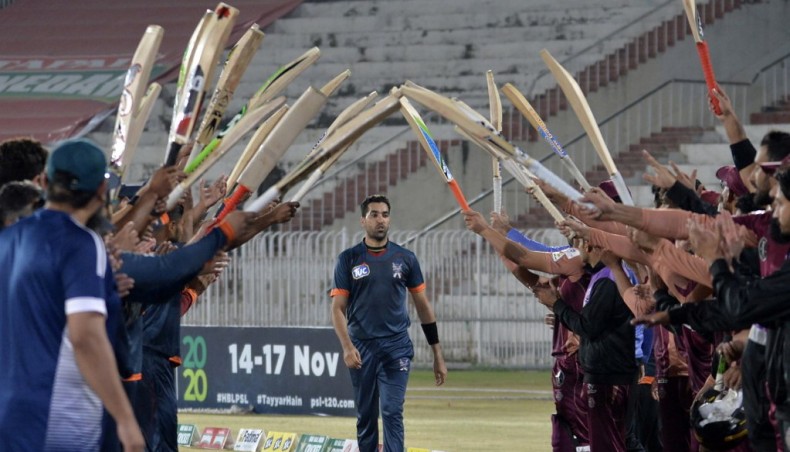 In this picture taken on October 16, 2020 shows team-mates and opponents give a guard of honour to Pakistani cricketer Umar Gul (C) during the National T20 Cup in Rawalpindi. — AFP photo