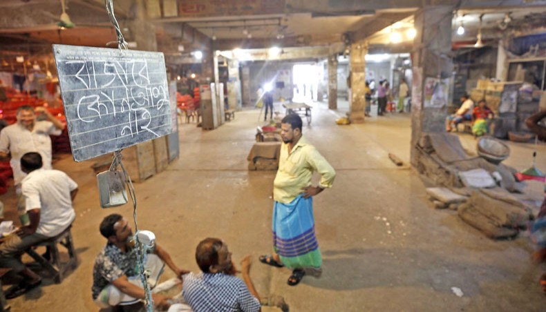 A section of Karwan Bazar in Dhaka where potatoes are sold wholesale falls vacant on Tuesday after traders stopped sales though the government reset the price of per kilogram potato at Tk 35 raising it from Tk 30 a kg. Report on page 1 — Sourav Lasker