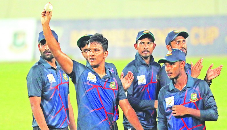 Tamim XI pacer Mohammad Saifuddin shows the ball after claiming 5-26 during their BCB President’s cup match against Mazmul XI at the Sher-e-Bangla National stadium on Wednesday.— BCB photo