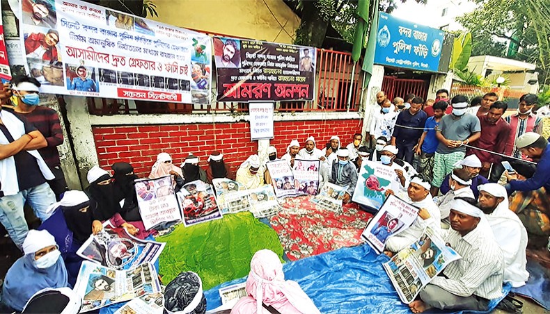 The family members of deceased Raihan Ahmed of Sylhet are on a hunger strike in front of the Bandarbazar police post on Sunday, which they ended in the afternoon after Sylhet mayor assured them of arresting the accused. — New Age photo
