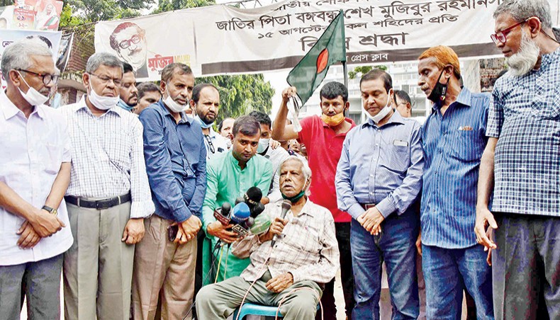 Gonoshasthaya Kendra founding trustee Zafrullah Chowdhury on Monday speaks at a human chain organised by Bangladesh Peripheral Journalists Association in front of the National Press Club demanding release of journalist leader Ruhul Amin Gazi. — New Age photo
