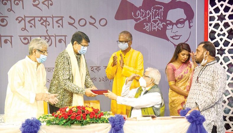 Alamgir receives Fazlul Haque Memorial Award 2020 at a programme at Channel-i office on Monday. — Press release