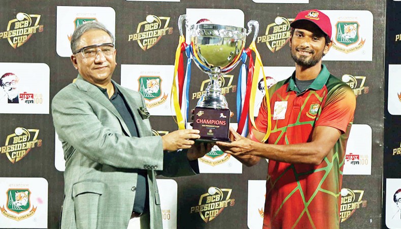 Mahmudullah XI captain Mahmudullah receives the BCB President’s Cup trophy from Bangladesh Cricket Board president Nazmul Hasan (L) after the final at Mirpur on Sunday. — BCB photo
