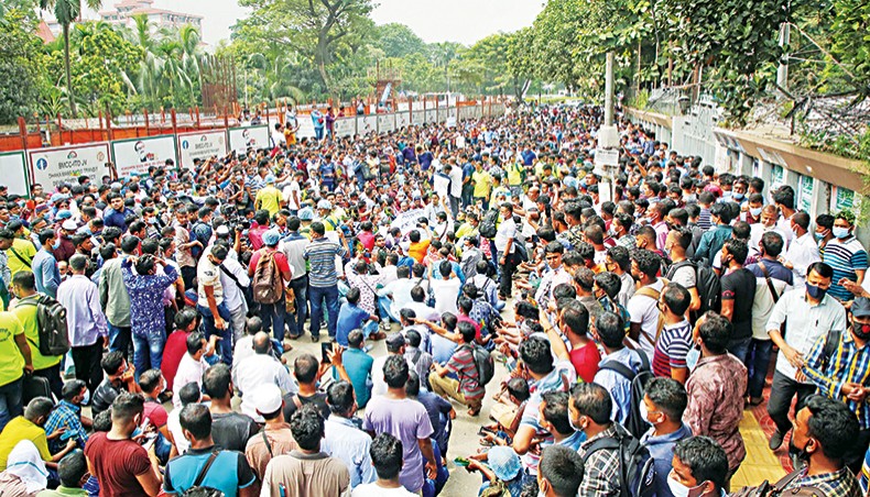Migrant workers, who got stranded due to the coronavirus pandemic, demonstrate in front of the foreign ministry in Dhaka on Monday demanding their quick return to their workplaces in Malaysia. — Sony Ramany
