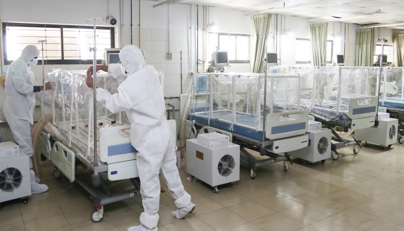 Technicians set up a locally developed negative pressure isolation canopy, donated by Beximco Pharma, at the Intensive Care Unit of Bangabandhu Sheikh Mujib Medical University. — Press Release photo