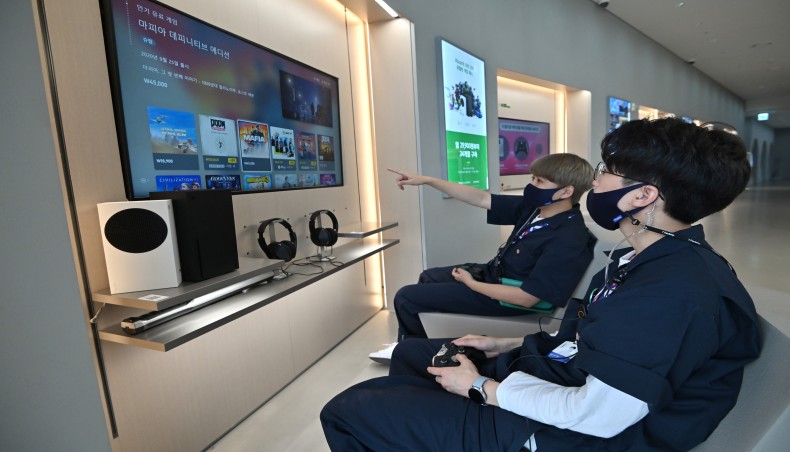 Staff members play on Microsoft's Xbox Series X gaming console at a flagship store of SK Telecom in Seoul on November 10, 2020. – AFP photo
