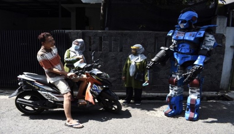 An activist wearing a robot campaigns to encourage residents to wear face masks amid the COVID-19 coronavirus pandemic in Bandung on November 15, 2020.- AFP photo