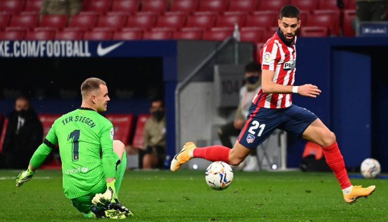 Atletico Madrid midfielder Yannick Carrasco (R) scores his team’s winning goal against Barcelona during their La Liga match at the Wanda Metropolitano stadium in Madrid on Saturday. — AFP photo