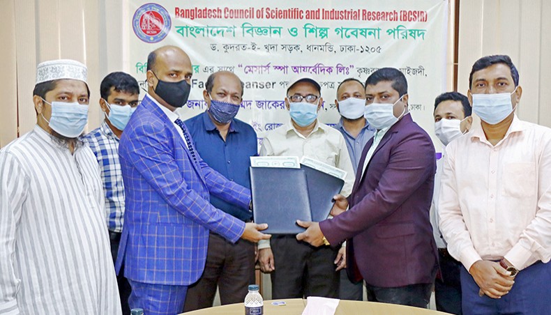 Bangladesh Council of Scientific and Industrial Research secretary Shah Abdul Tariq and Spa Ayurvedic owner Md Monir Hossain exchange documents after signing a lease agreement at BCSIR headquarters in Dhaka on Sunday. — Press release