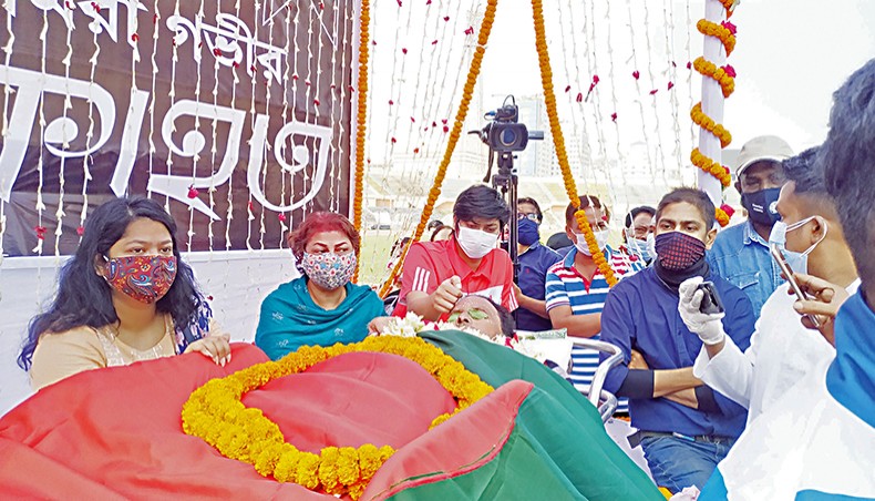 (From L-R): Late former national footballer Badal Roy’s daughter Gongohotri Roy, wife Madhuri Roy and son Borno Roy are seen in front of his body at the Bangabandhu National Stadium on Monday. — New Age photo