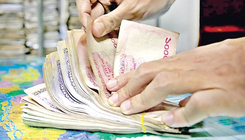 A file photo shows a man counting taka notes in the capital. The Advance-Deposit Ratio of eleven banks remained above the regulatory limit even after three years of the central bank moving to streamline the ratio. — New Age photo
