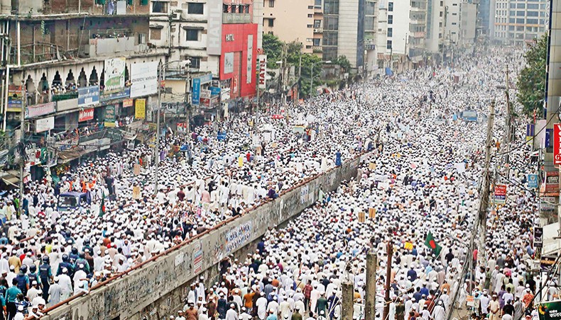 Police block a march of Hefazat-e-Islam Bangladesh towards French embassy in Dhaka at the capital’s Shantinagar crossing on Monday protesting at French president Emmanuel Macron’s recent remarks defending the republishing of Charlie Hebdo caricatures on the Prophet Muhammad. — New Age photo