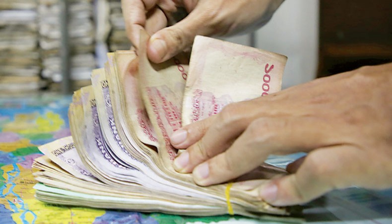 A file photo shows a man counting Tk 1,000 notes in the capital. Private sector credit growth plunged to 8.61 per cent in October due to lower credit demand as the country’s economic and business activities are yet to get momentum with the second wave of COVID-19 outbreak looming.— New Age photo