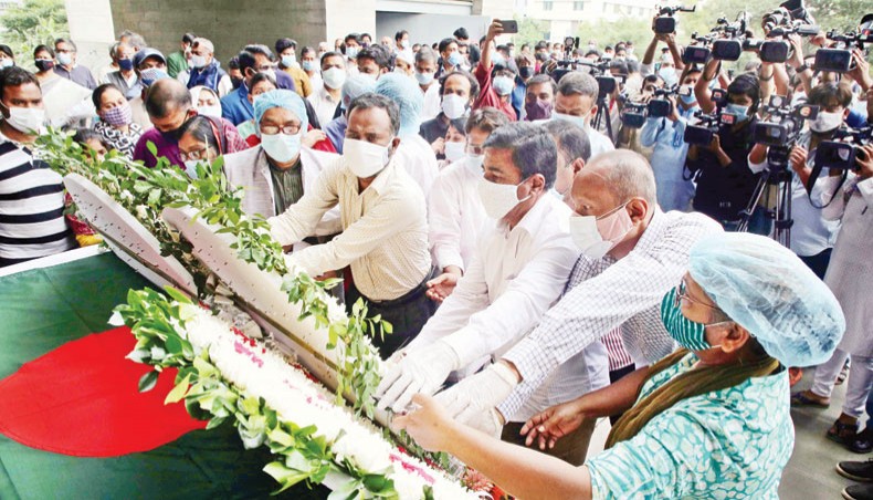 People from all walks of life pay tribute to Aly Zaker on Liberation War Museum premises on Friday. — Sony Ramany