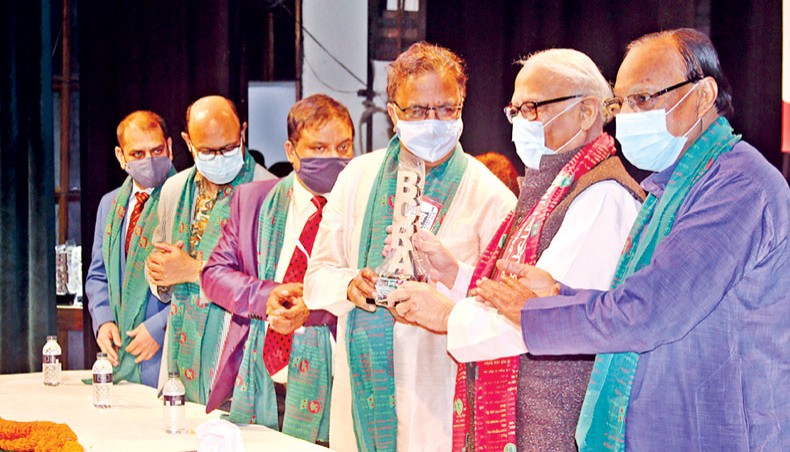 Ataur Rahman, 2nd from right, receives BCRA Lifetime Achievement Award at the 25th founding anniversary celebration programme of Bangladesh Cultural Reporters’ Association at Bangladesh Shilpakala Academy on Saturday. — Press release photo