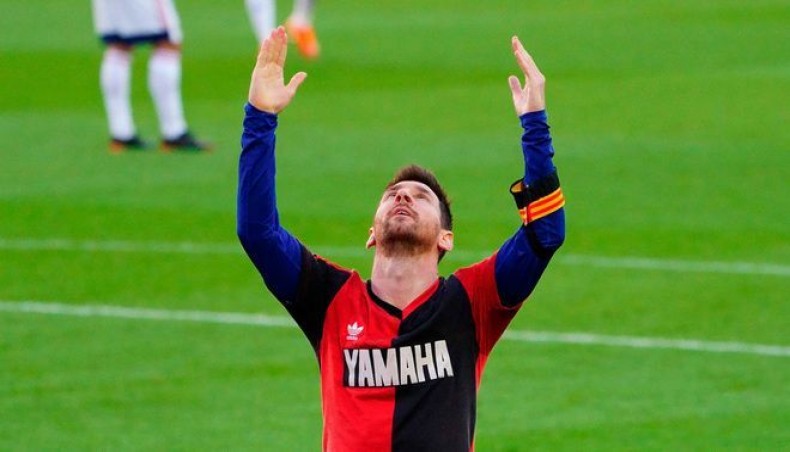 Barcelona captain Lionel Messi pays tribute to late Argentine football legend Diego Maradona by wearing a Newell's Old Boys jersey after scoring his team’s fourth goal during their La Liga match against Osasuna at the Camp Nou on Sunday.— Twitter photo