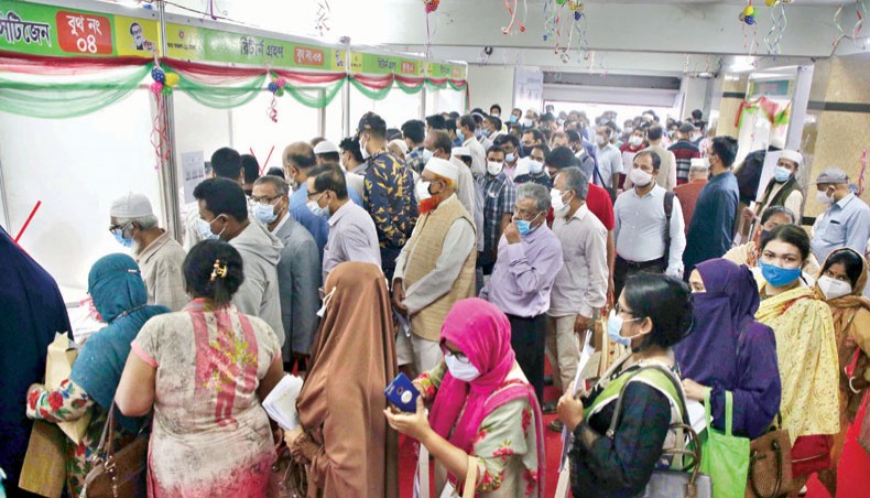 Taxpayers throng a tax office at Shegunbagicha in the capital, Dhaka, on Sunday to file income tax returns submission. Around 74 per cent or 37.52 lakh registered income taxpayers are yet to file their income tax returns with the deadline for returns submission ending today, according to the National Board of Revenue.— New Age photo