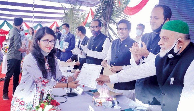 Chattogram City Corporation administrator Khorshed Alam Sujan hands over a certificate to a trainee of Sheikh Kamal IT Business Incubator Centre after the inauguration of the construction work of the centre at Chandgaon in the port city on Saturday. State minister for information and communication technology Zunaid Ahmed Palak and Deputy minister for education Mahibul Hasan Chowdhury Nawfel were present on the occasion, among others. — Press release
