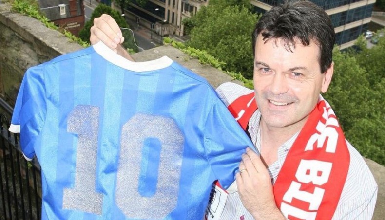 Former England midfielder Steve Hodge is seen with Argentine football legend Diego Maradona's shirt that he wore during their 1986 World Cup match in Mexico. -- Twitter photo