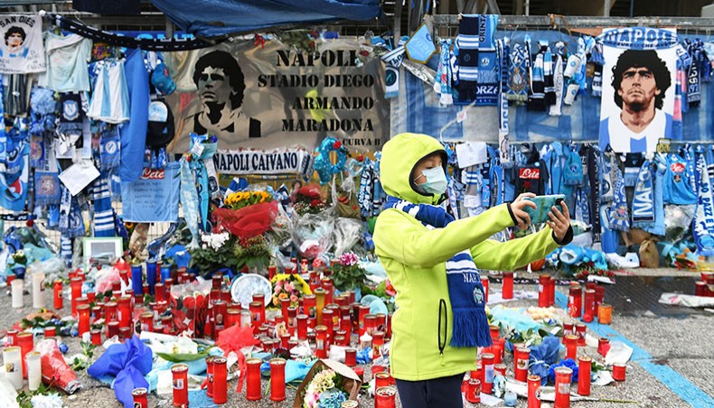 Tributes are paid to the deceased Diego Maradona outside the stadium prior to the Serie A match between SSC Napoli and AS Roma at Stadio San Paolo on November 29 in Naples, Italy. — Getty Images/Francesco Pecoraro