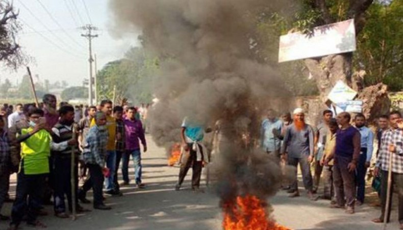Agitated workers and sugarcane farmers hold a demonstration programme on Thursday protesting against the closure of Pabna Sugar Mills. -- New Age photo