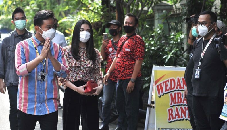Gibran Rakabuming Raka , the son of president Joko Widodo, arrives with his wife Selvie to cast their votes for his mayoral run in Solo on December 9, 2020. -- AFP photo