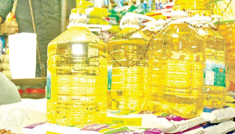 A file photo shows bottled soya bean oil at a shop in Dhaka. The prices of edible oil and broiler chicken went up on the kitchen markets of the capital over the week ending on Friday. The prices of edible oil and broiler chicken went up on the kitchen markets of the capital over the week ending on Friday.— New Age photo