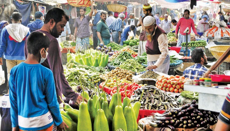 A vendor sells winter vegetables, including potato, at the Karwan Bazar kitchen market in the capital on Friday. — Focusbangla photo