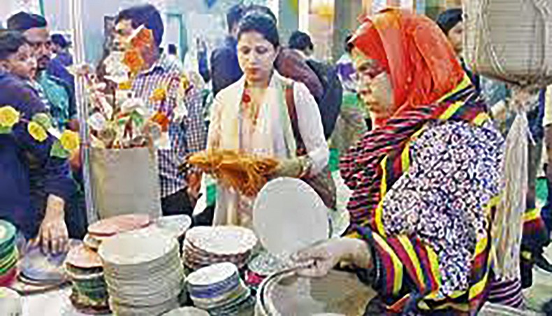 A file photo shows visitors looking at jute products at the Diversified Jute Goods Fair at the Krishibid Institution Bangladesh in the city marking the National Jute Day-2017. Commerce minister Tipu Munshi on Tuesday said that the imposition of anti-dumping duty on jute goods had adversely affected Bangladesh’s exports to India as the country’s export items were very limited. — New Age photo