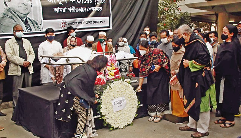 Theatre troupe Theatre pays tribute to Abdul Kader at Bangladesh Shilpakala Academy on Saturday. — Sony Ramany