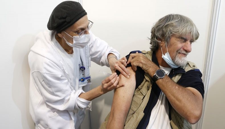 A healthcare worker vaccinates a man with the Pfizer-BioNtech COVID-19 vaccine at a large vaccination centre open by the Tel Aviv-Yafo Municipality and Tel Aviv Sourasky Medical Centre on December 31, 2020 in the Israeli coastal city. -- AFP photo