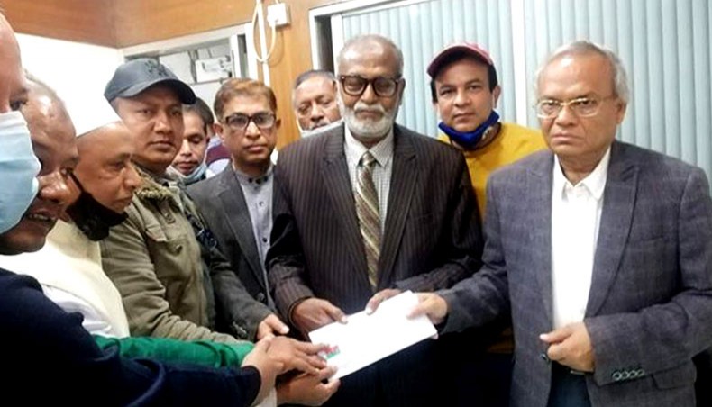 Bangladesh Nationalist Party joint secretary general Ruhul Kabir Rizvi hands over the paper of the newly formed 41-member Narayanganj convening committee on Friday. — New Age Photo