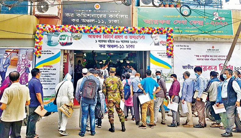 A file photo shows taxpayers queuing up to enter a tax office at Shegunbagicha in the capital, Dhaka, on November 30 to submit their income tax returns. Revenue collection by the National Board of Revenue fell Tk 32,754 crore short of the target in the first half (July-December) of the current fiscal year 2020-2021.— New Age photo